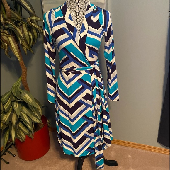 Medium to large banana republic wrap dress - Picture 3 of 5
